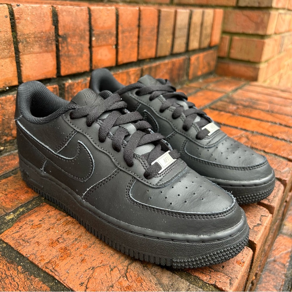 NIKE AIR FORCE 1 Youth size 4.5 Low Sneakers LIKE NEW !!